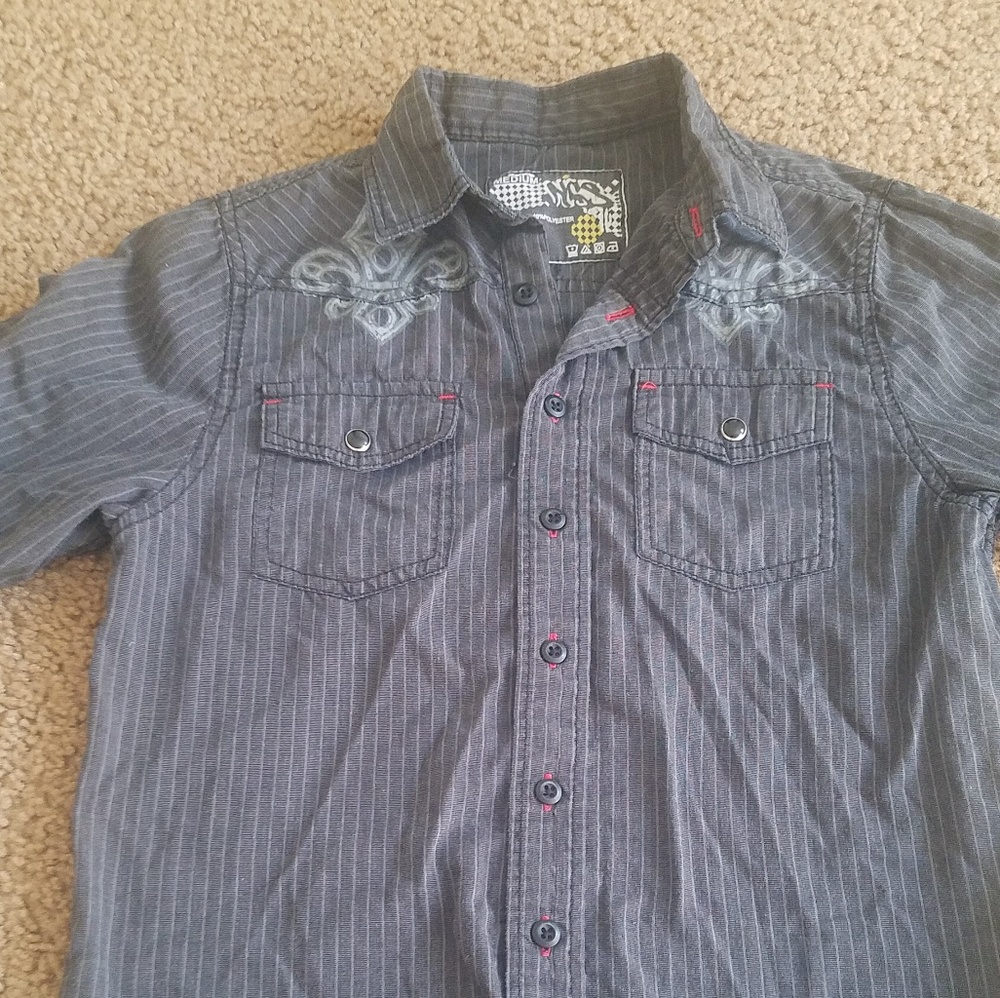 Medium long sleeve buttoned down shirt